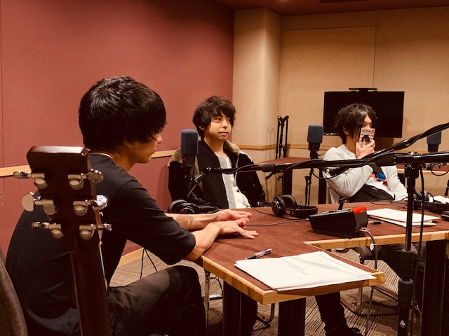 Unison Square Gardenの機材車ラジオ 4 えぇ まさか まさか 田淵智也の手には Audee オーディー